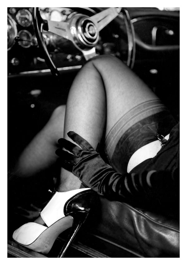 Conduire une voiture classique en talons hauts