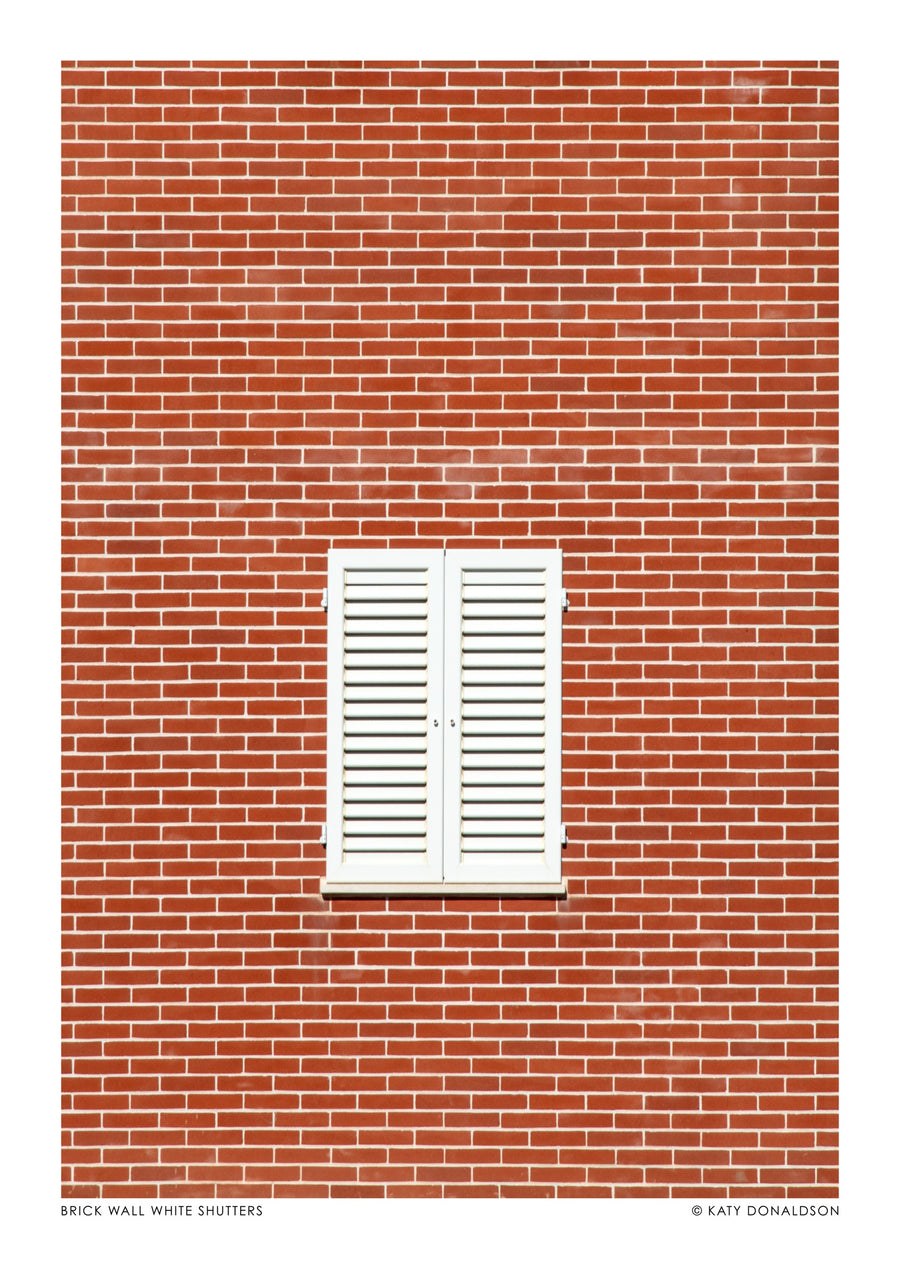 Ziegelwand, weiße Fensterläden - Print only