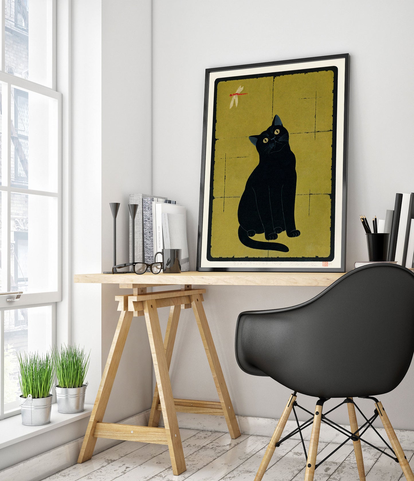 Svart katt med trollslända