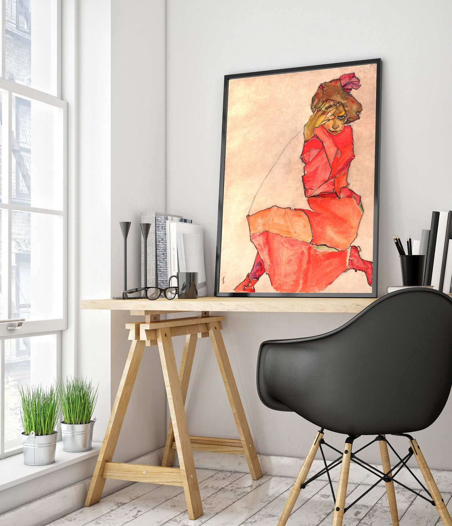 Knäböjande kvinna i orange-röd klänning