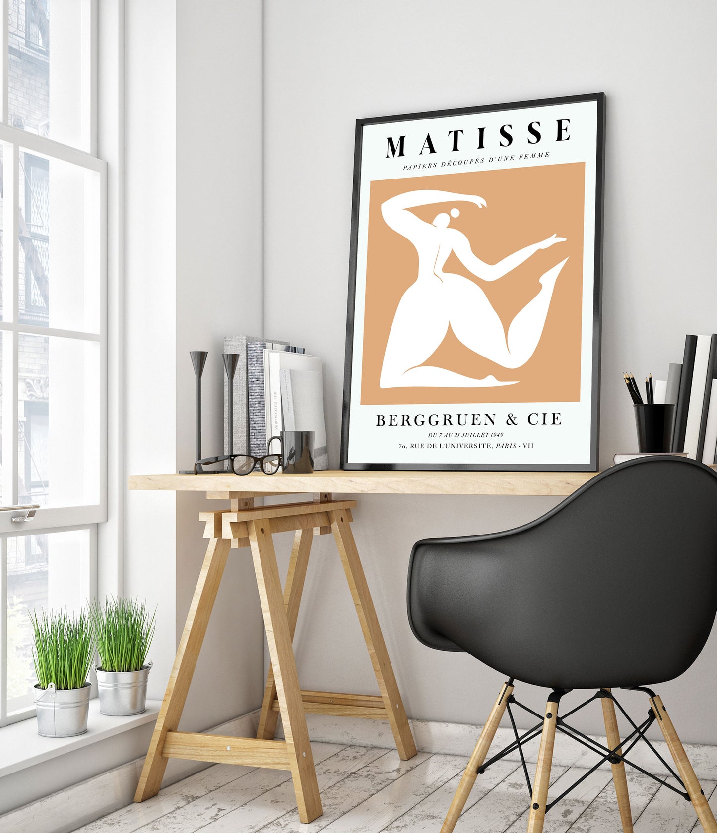 Eine orangefarbene Frau, akrobatisch