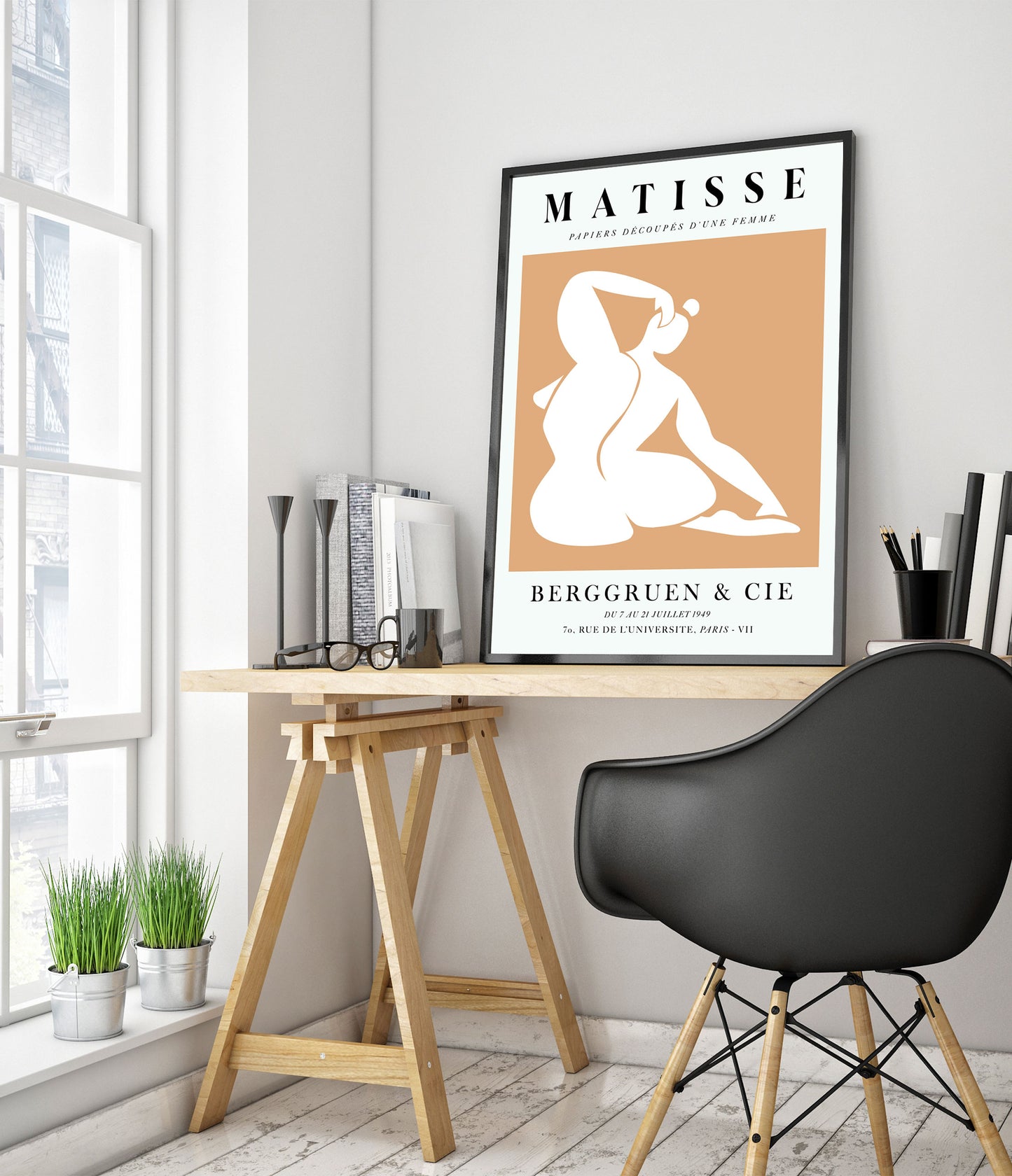 Une Femme Orange, Qui S'Étire