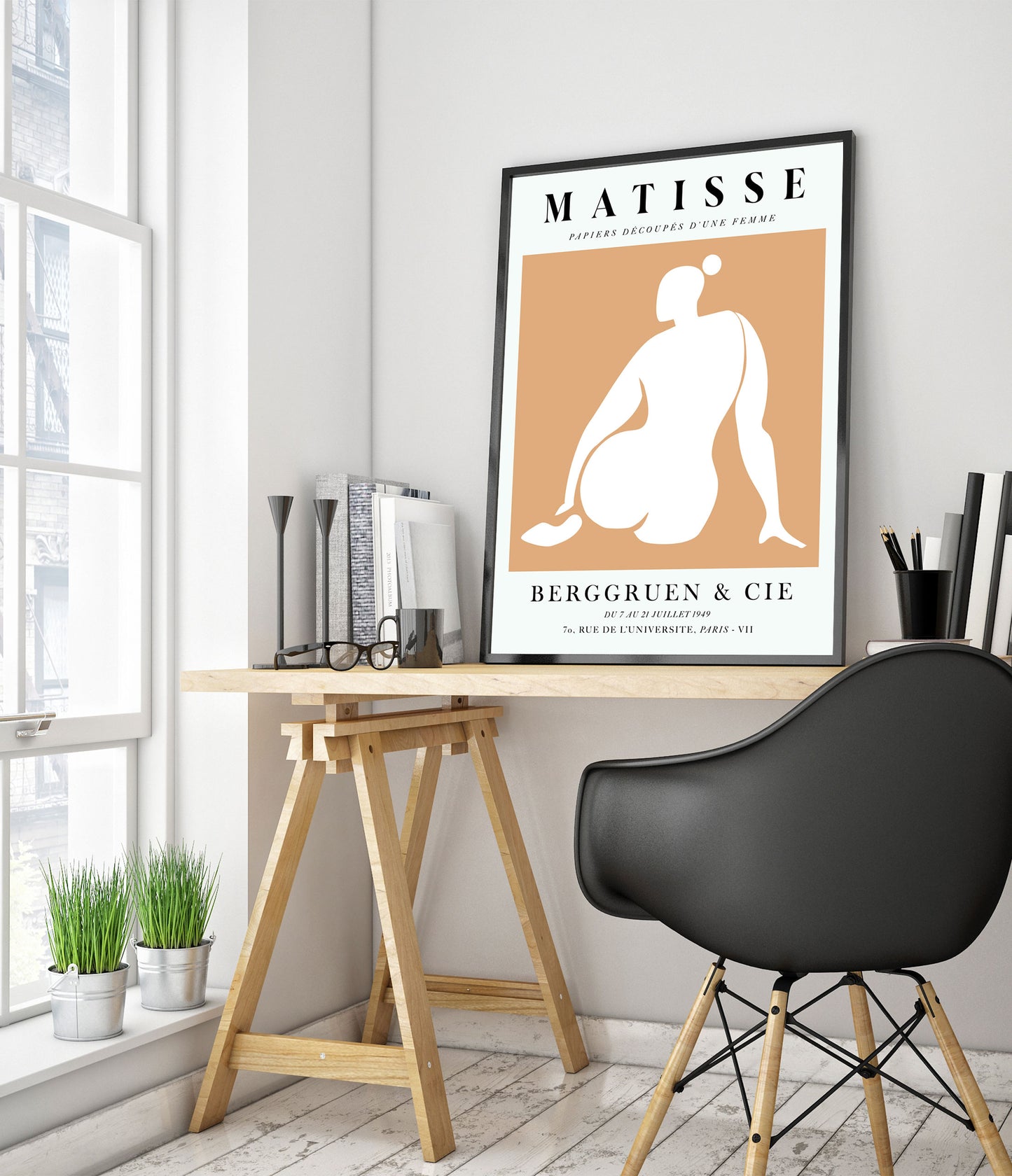 Une Femme Orange, Le Derrière