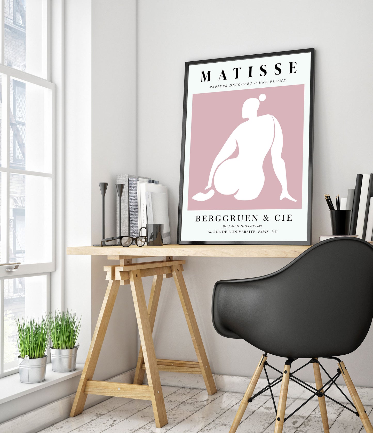 Une Femme Rose, Le Derrière