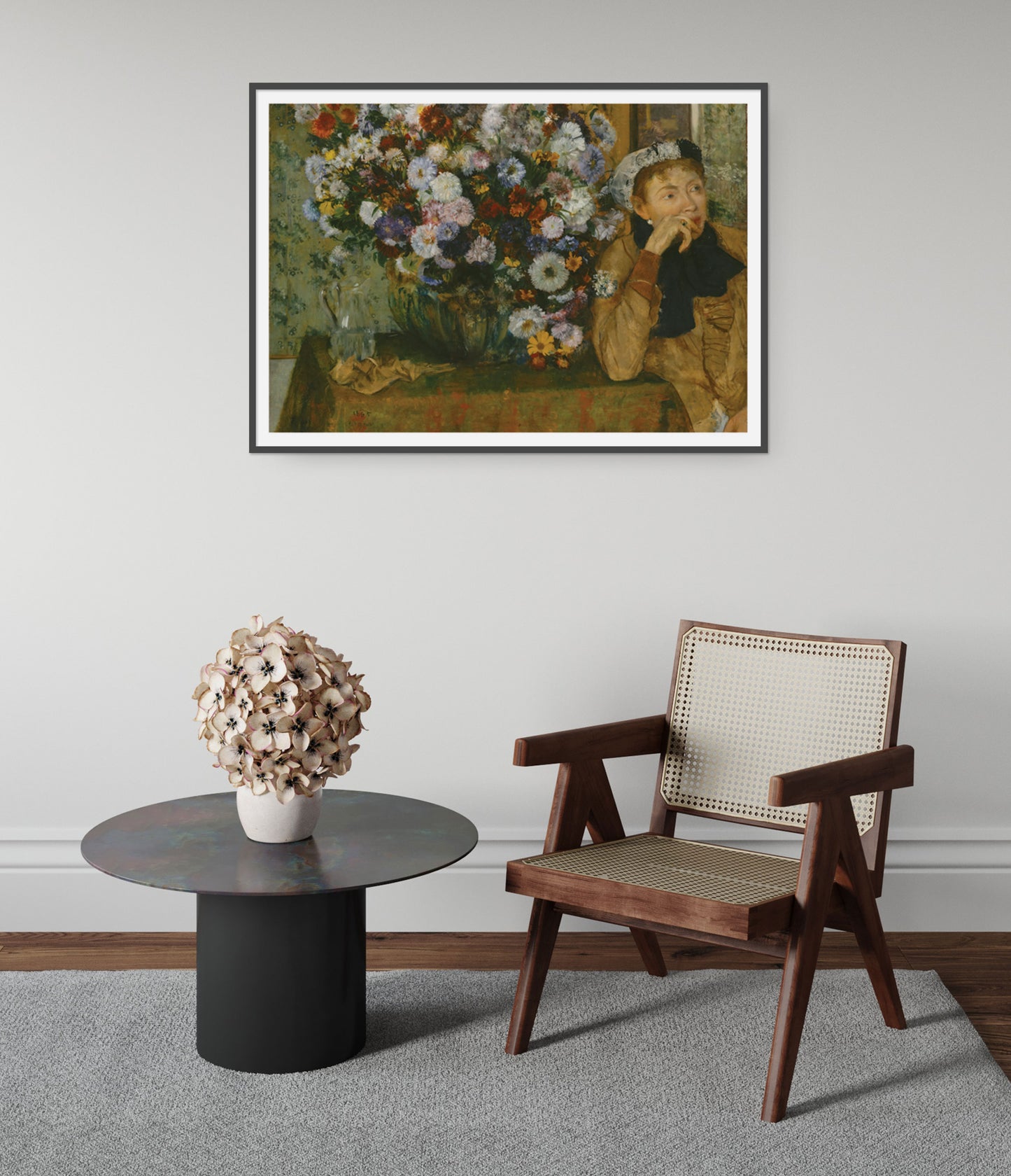 Eine Frau sitzt neben einer Vase mit Blumen