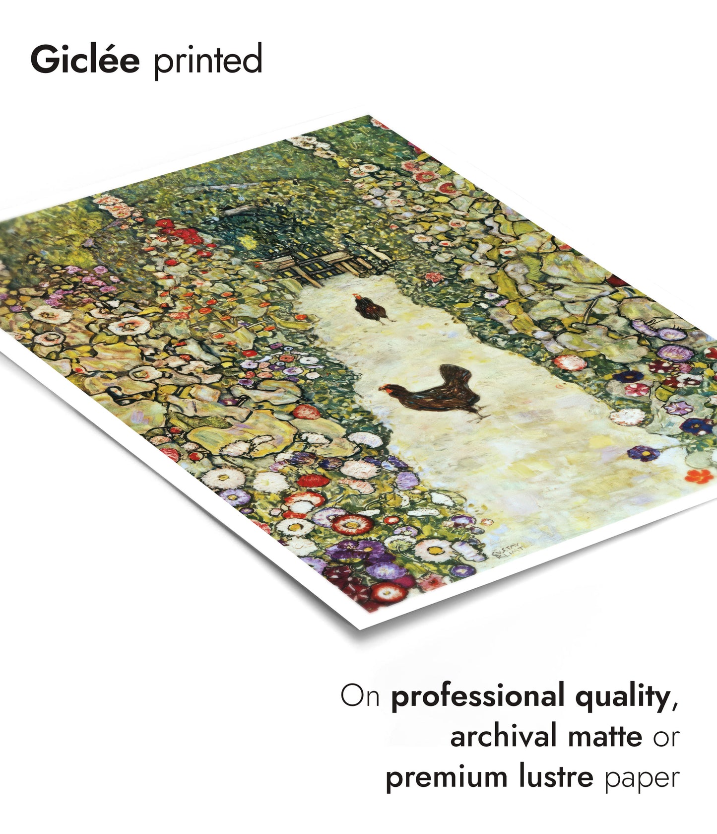 Chemin de jardin avec des poulets