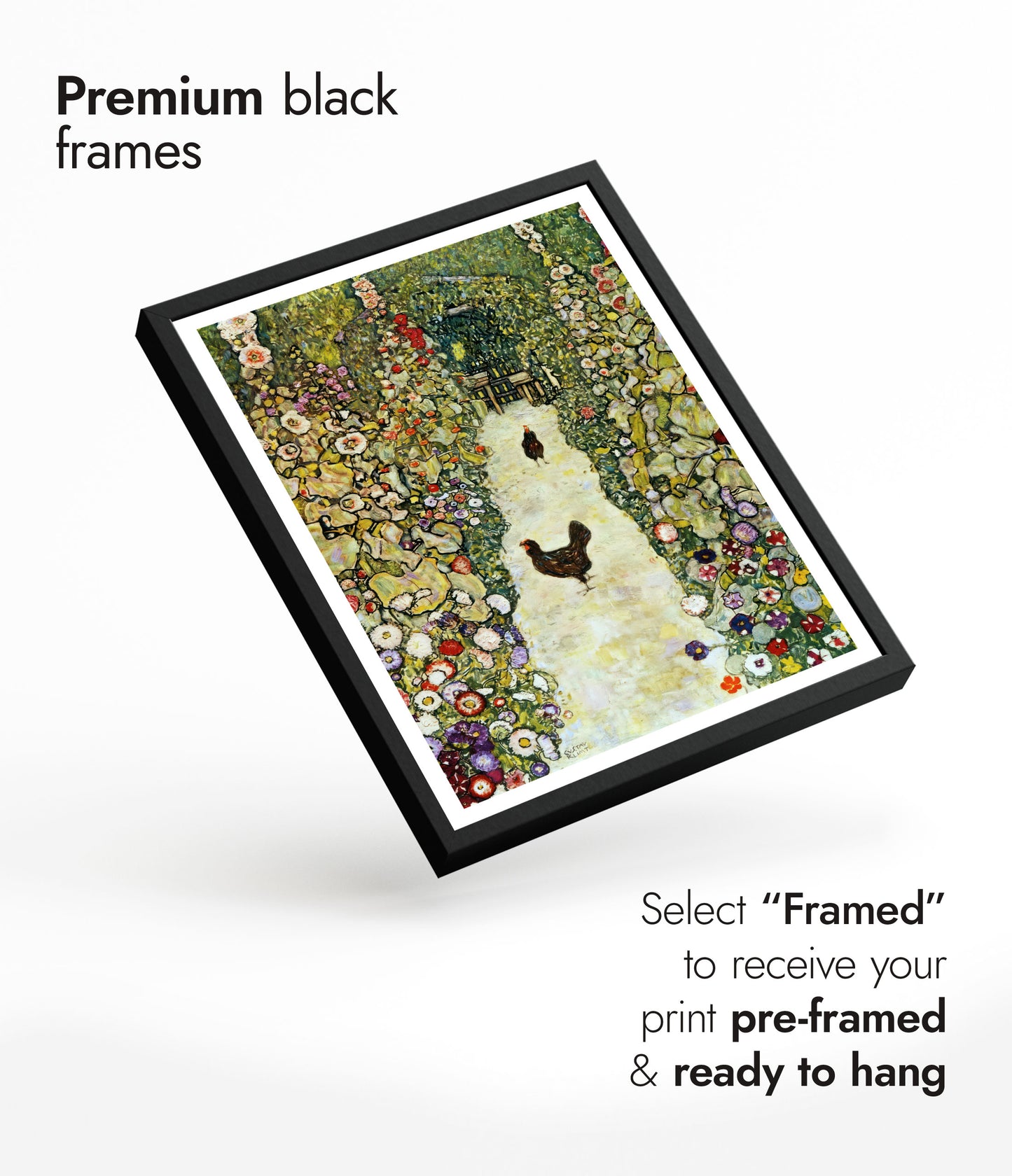 Chemin de jardin avec des poulets