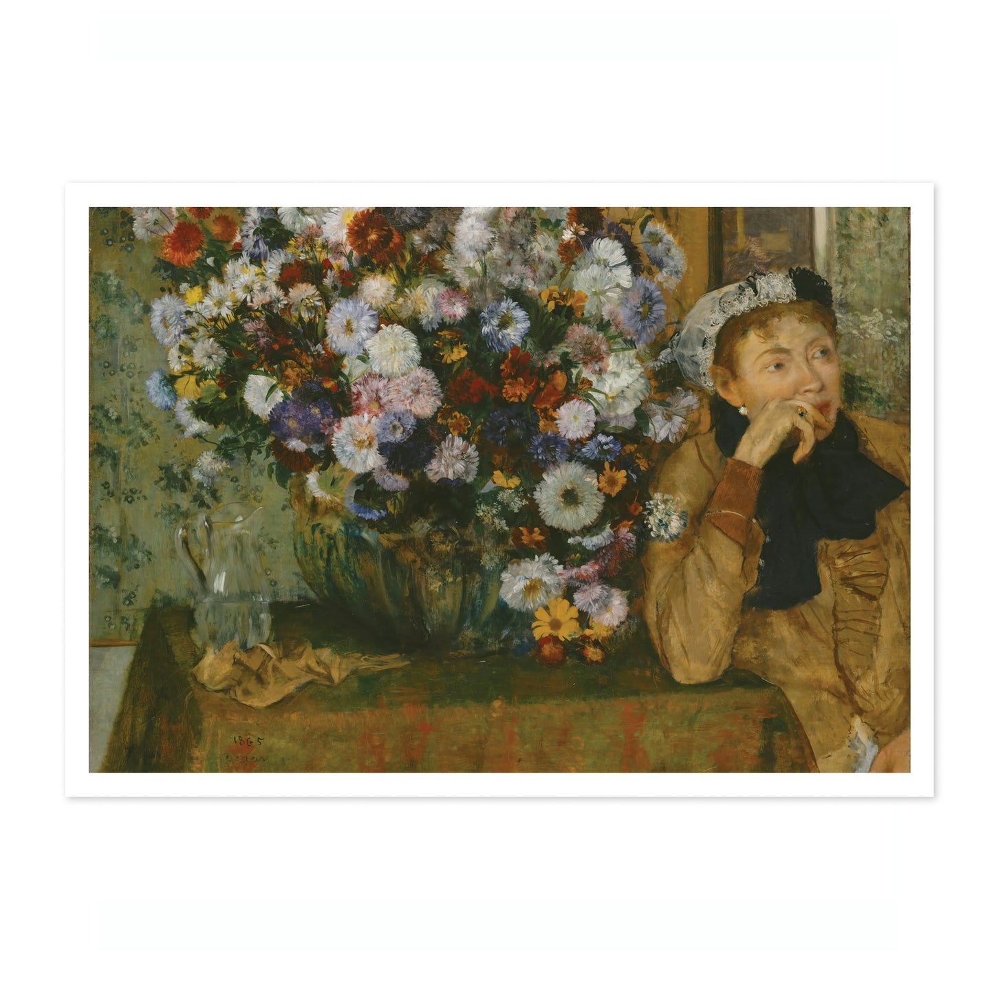 Eine Frau sitzt neben einer Vase mit Blumen