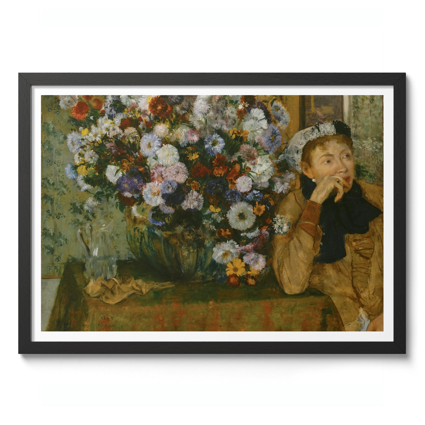 Eine Frau sitzt neben einer Vase mit Blumen