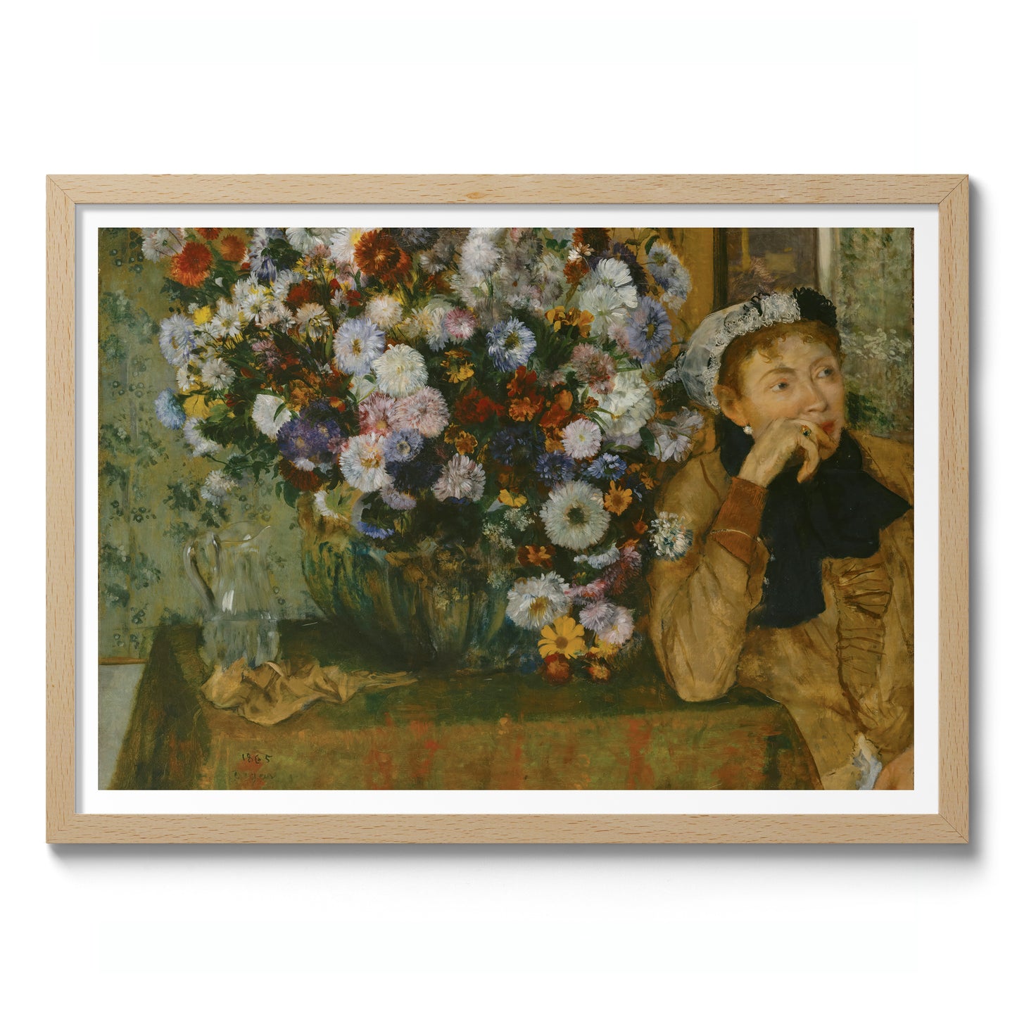 Eine Frau sitzt neben einer Vase mit Blumen