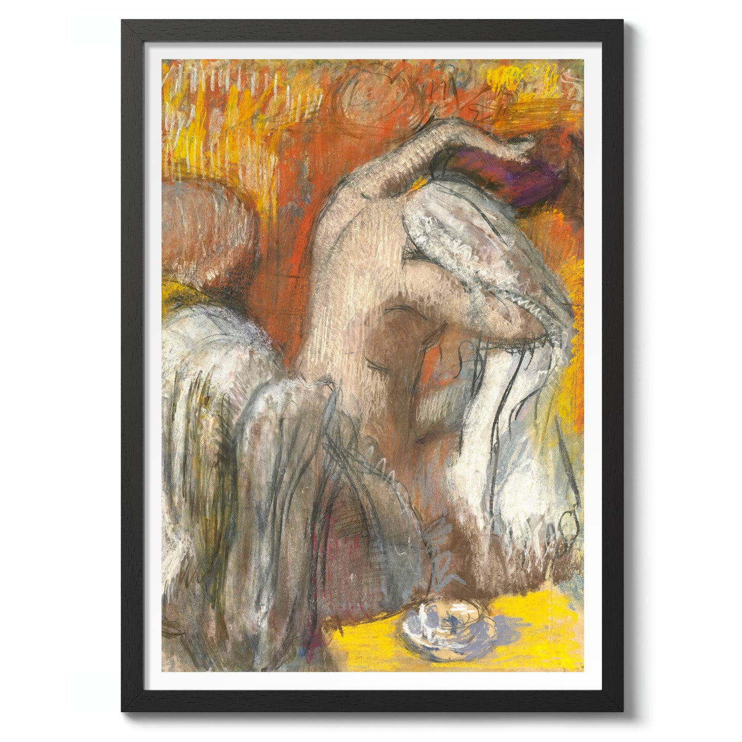 Sitzende Badende trocknet ihren Nacken