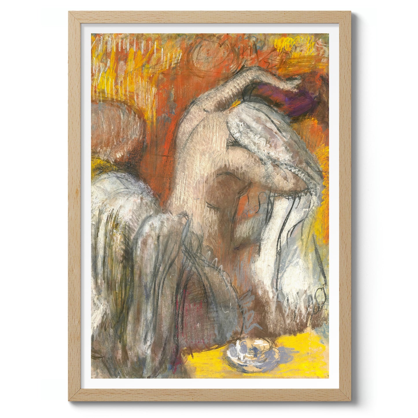 Sitzende Badende trocknet ihren Nacken