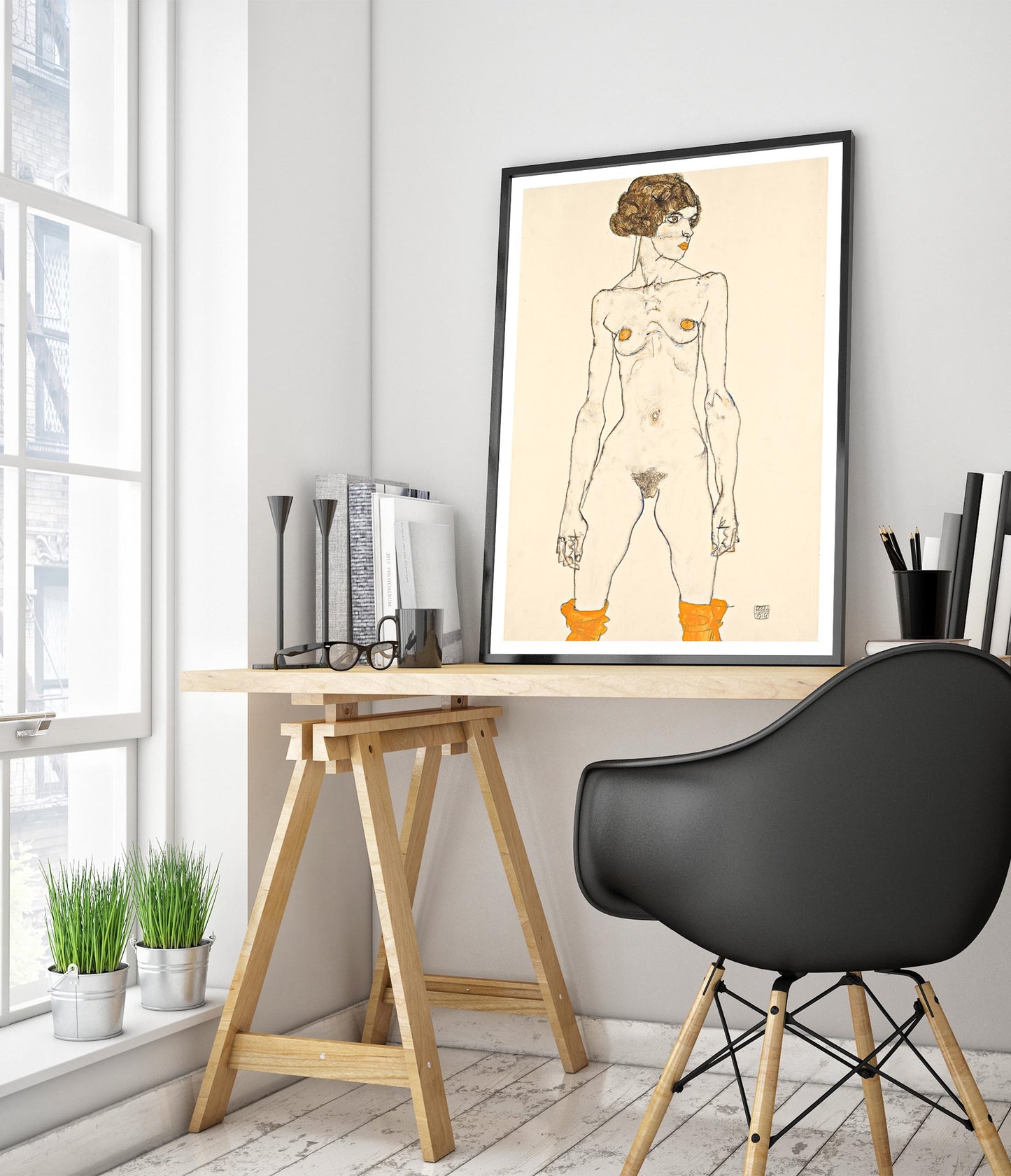 Stående naken flicka med orange strumpor