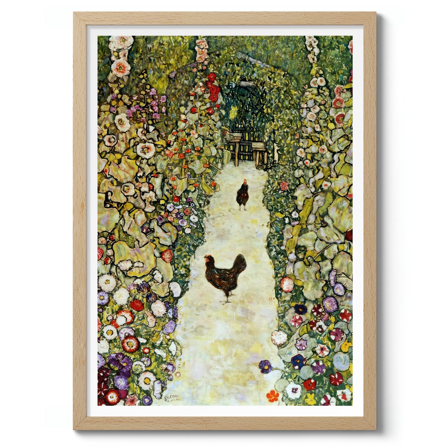 Chemin de jardin avec des poulets