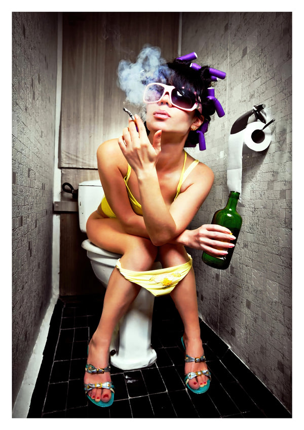 Mädchen raucht auf der Toilette