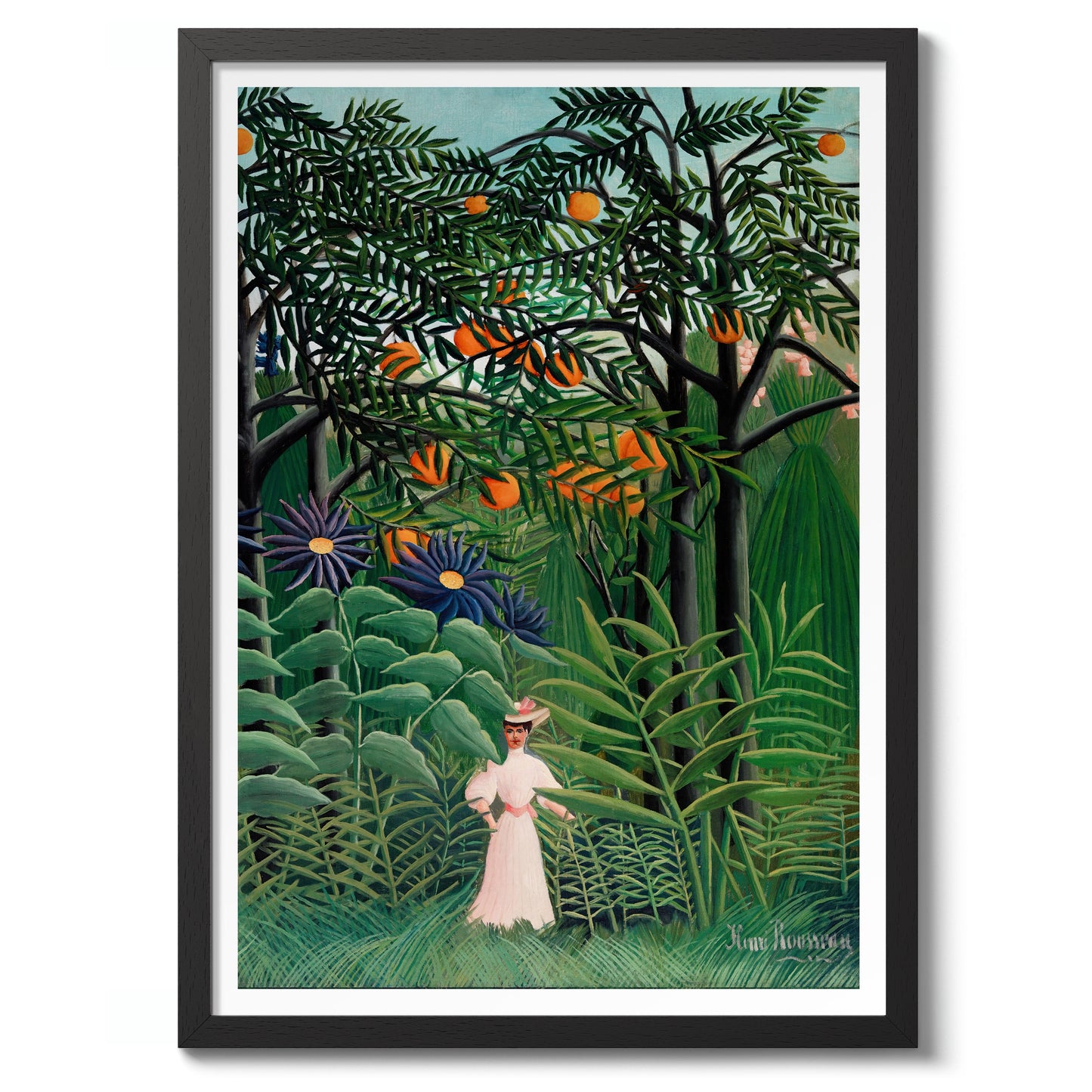 Kvinna som går i en exotisk skog