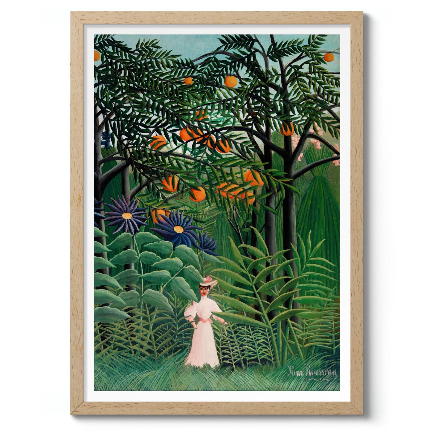 Kvinna som går i en exotisk skog