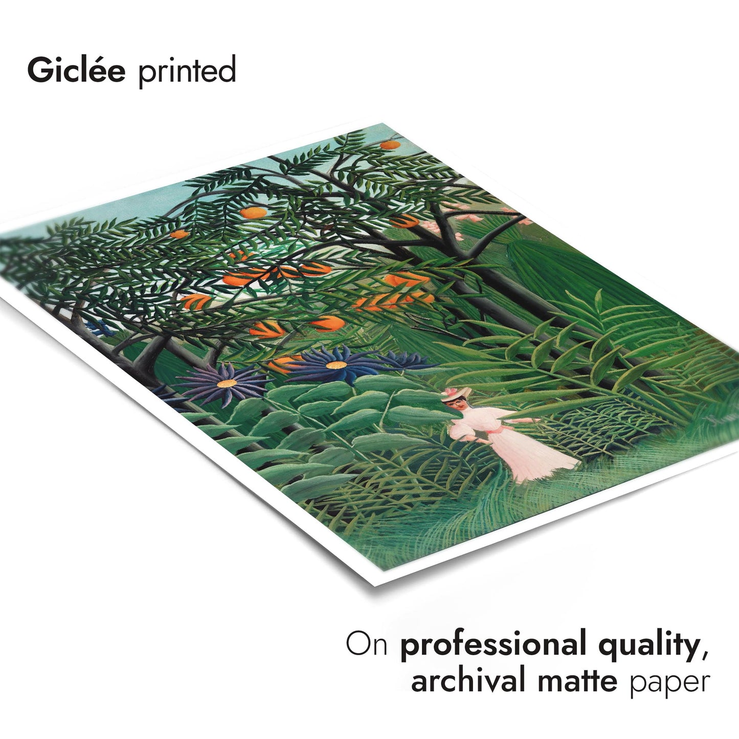 Kvinna som går i en exotisk skog