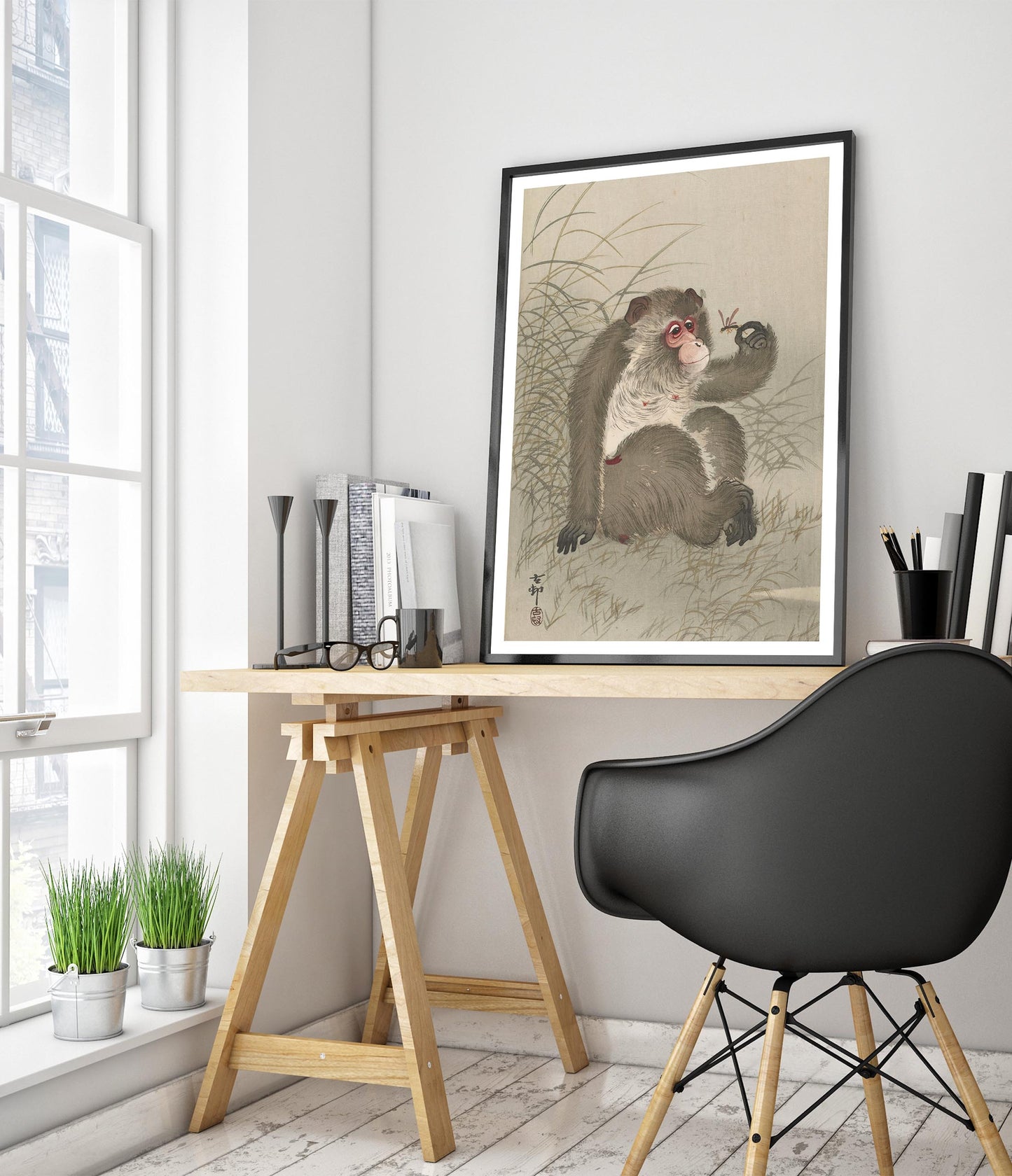 Aap bestudeert een libel in zijn hand