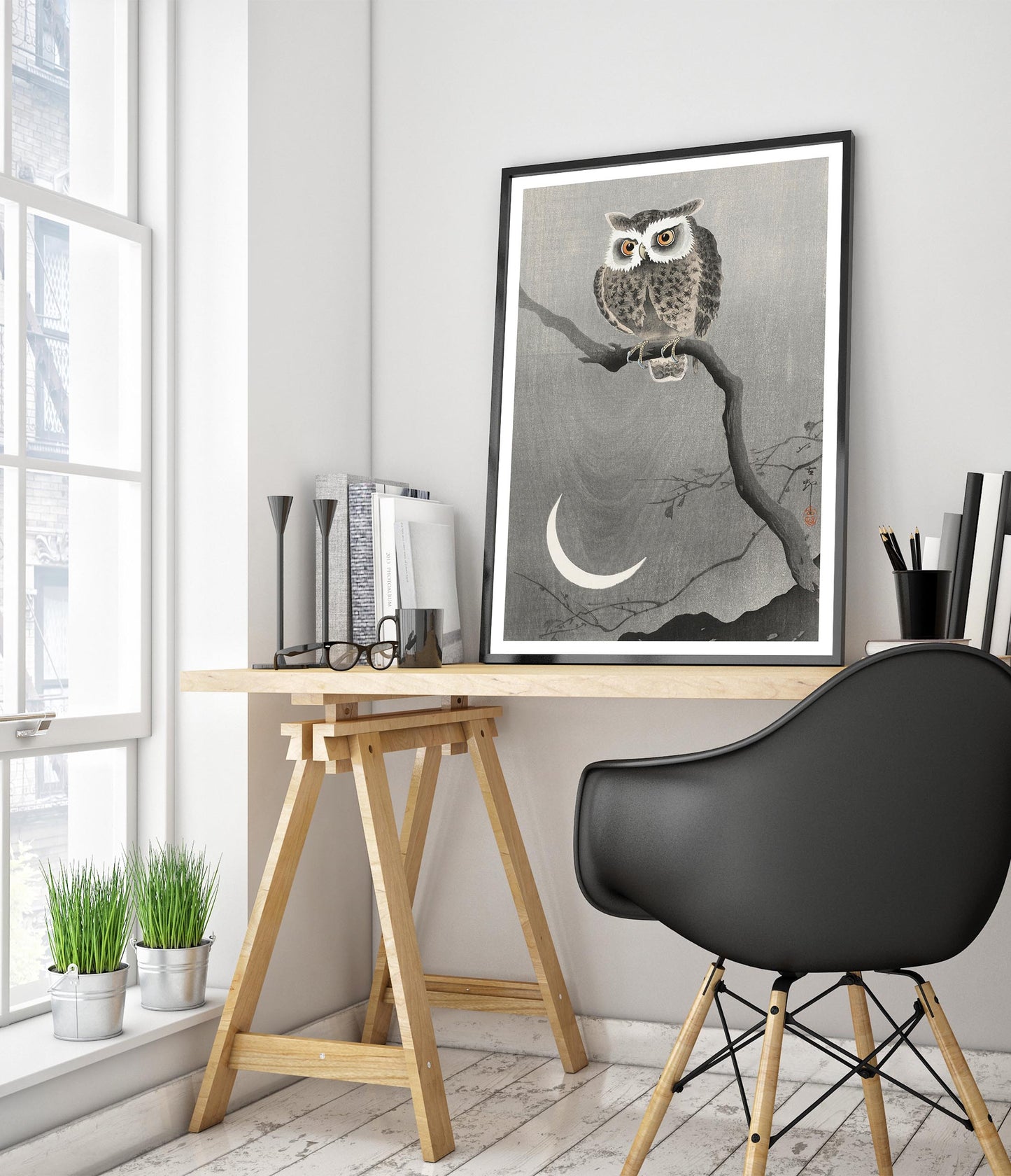 Chouette hulotte sur une branche d'arbre nue