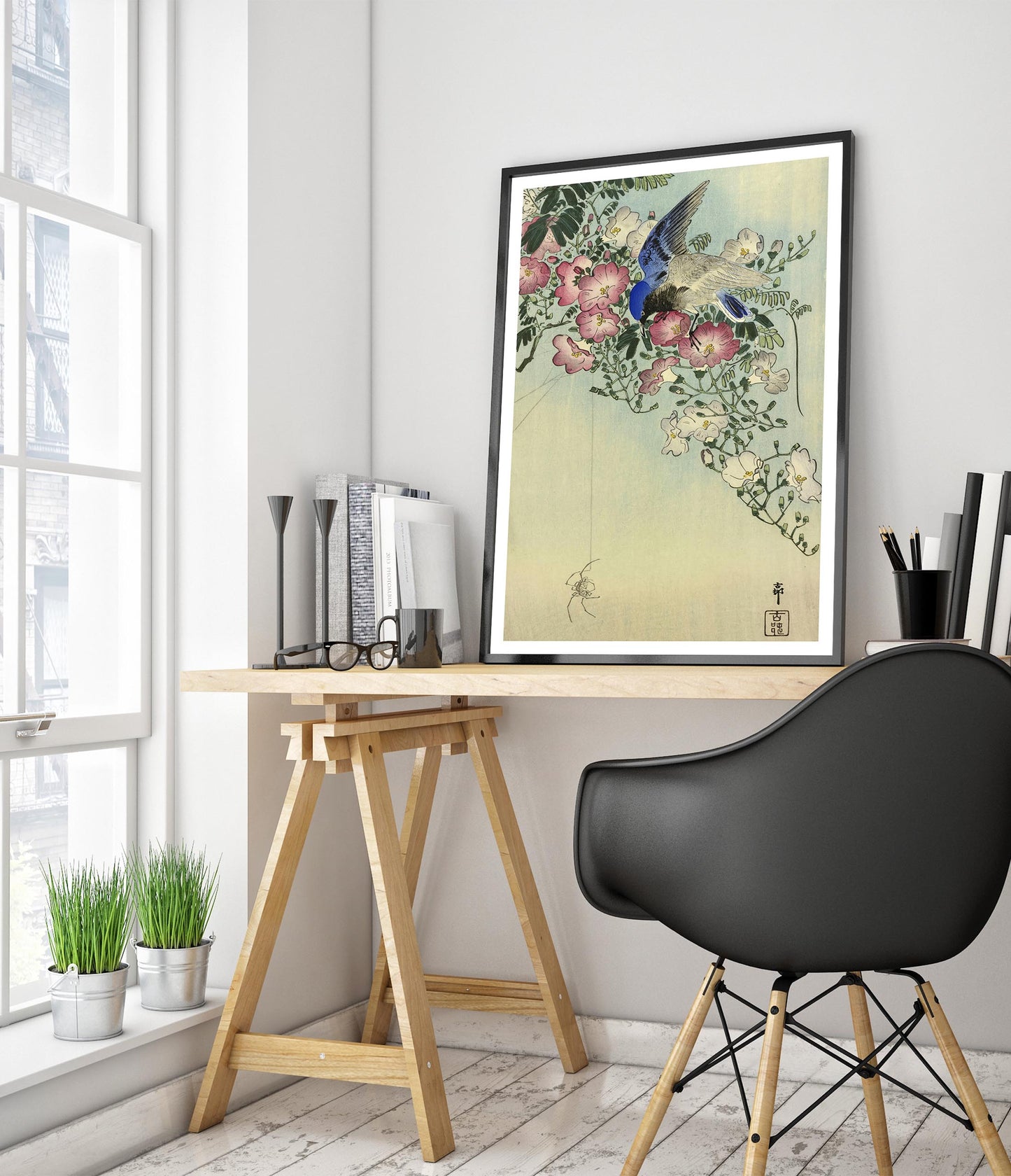 Oiseau perché sur une plante fleurie, observant une araignée