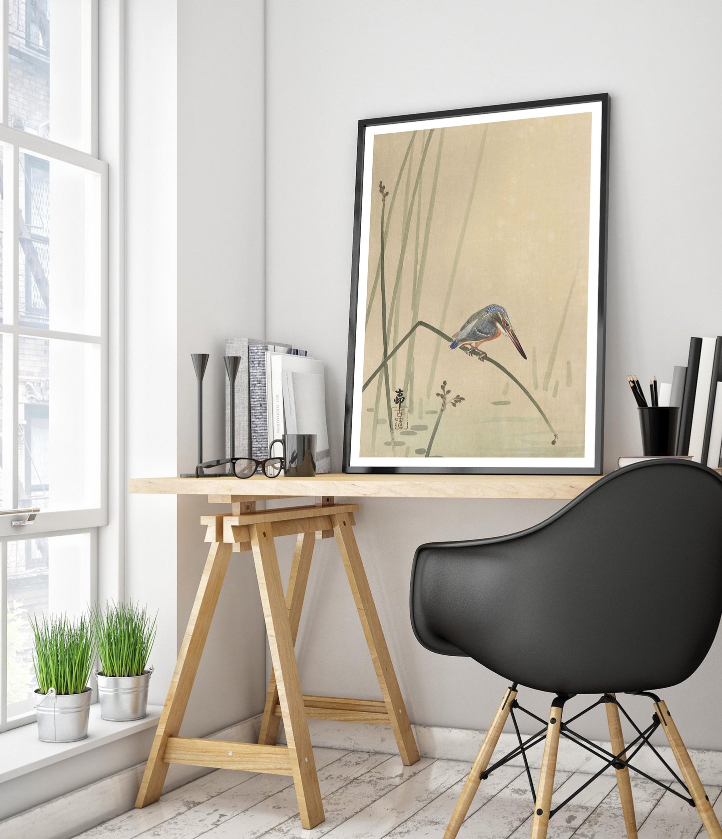 Martin-pêcheur perché sur une tige d'eau