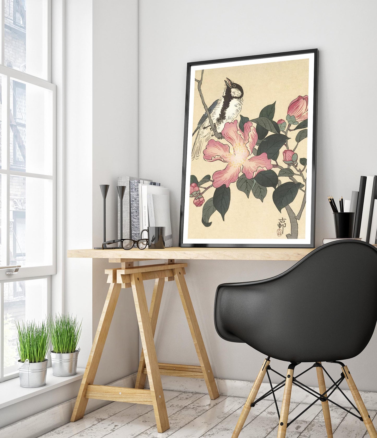 Talgoxe på gren med rosa blommor