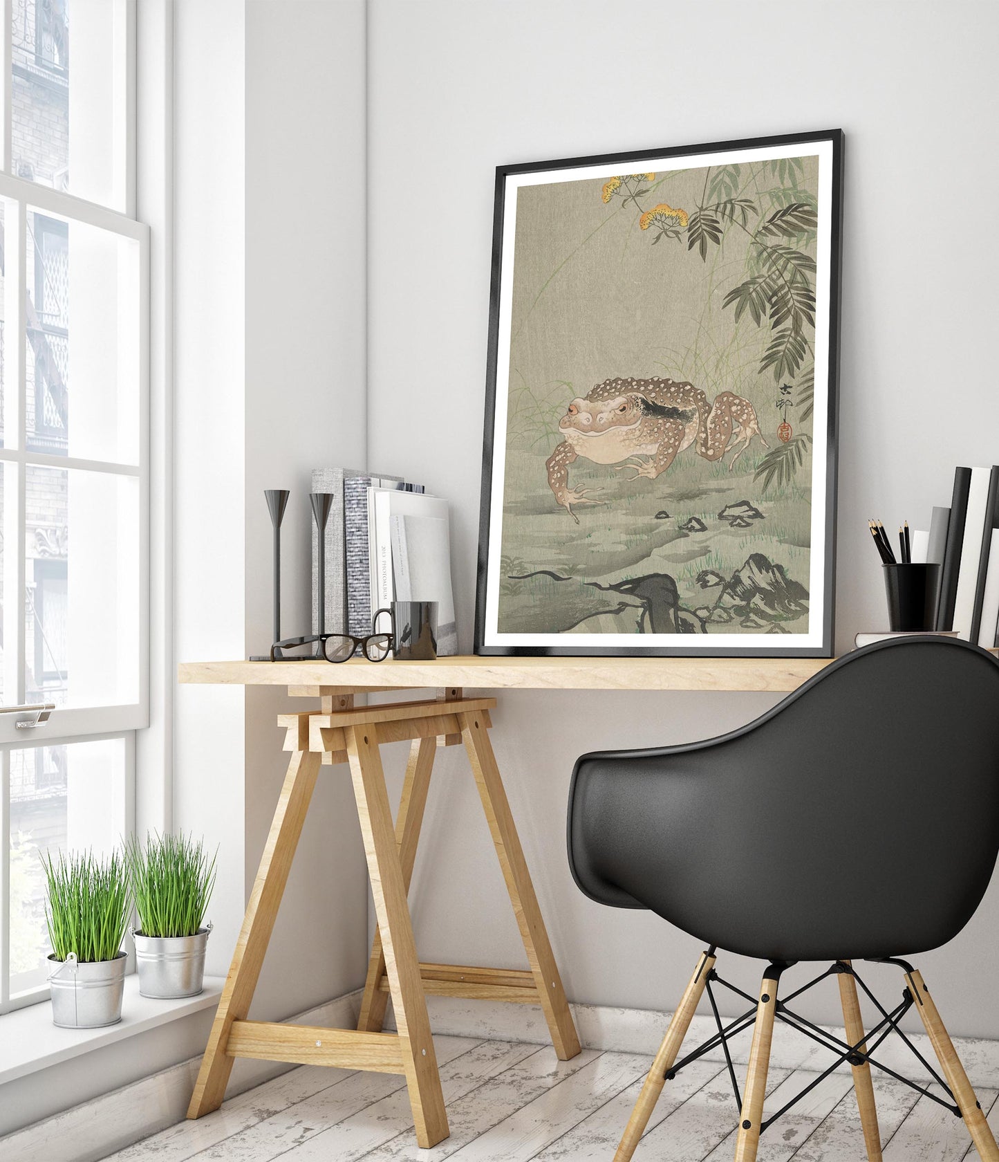 Crapaud à côté d'une plante fleurie