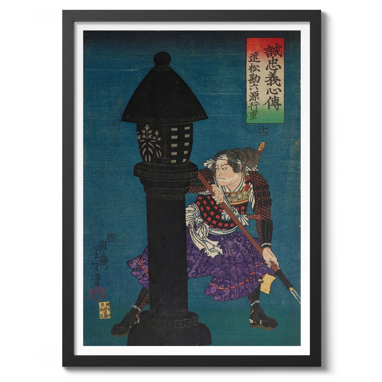 Homme accroupi derrière une lanterne noire