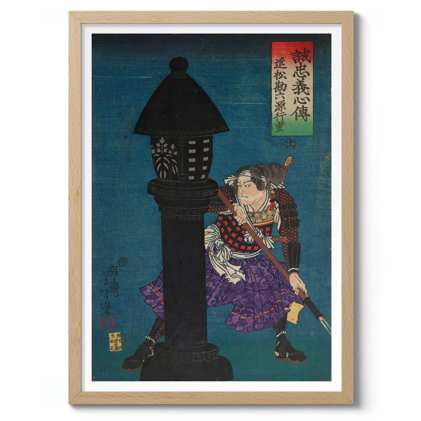 Homme accroupi derrière une lanterne noire