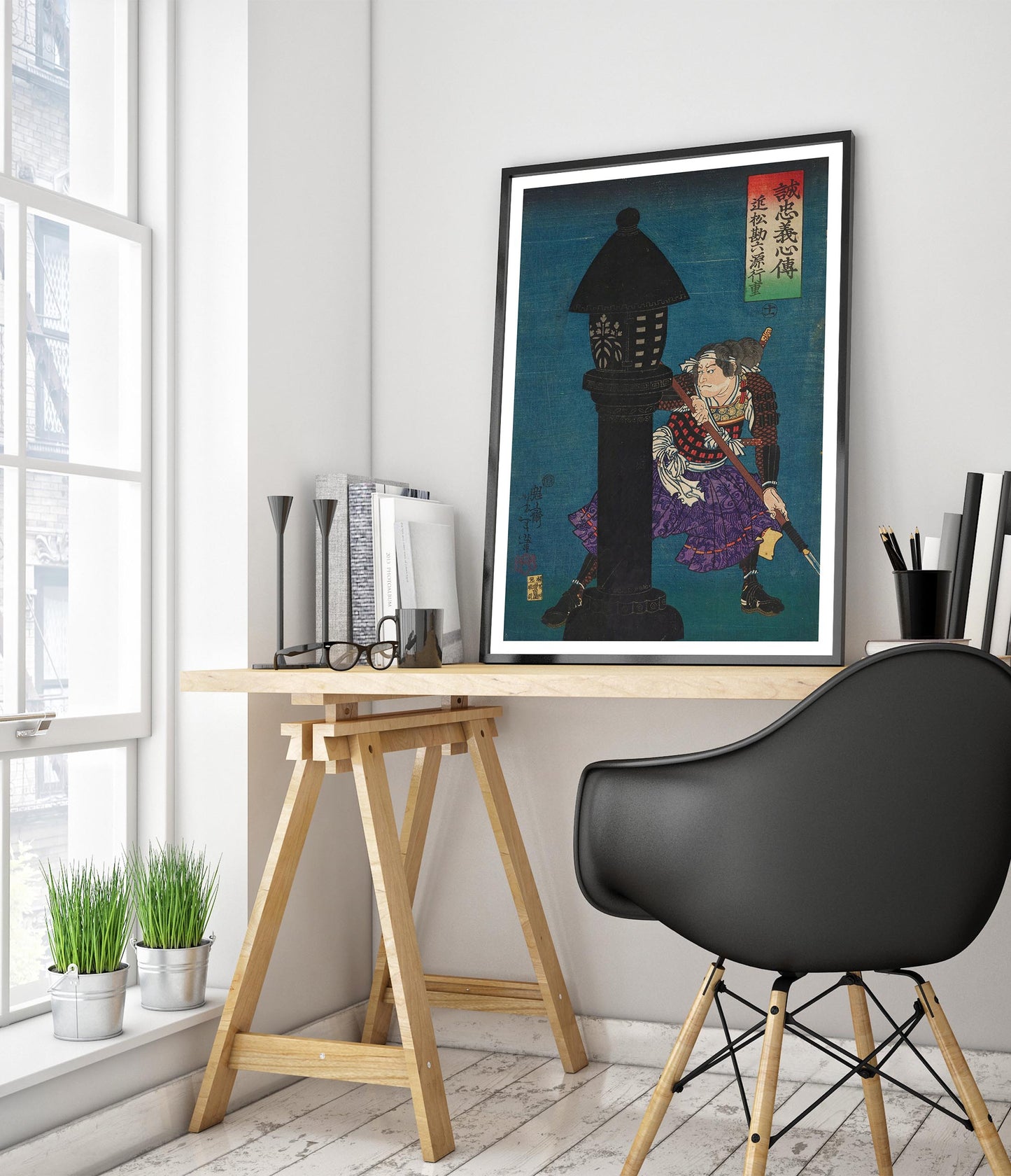 Homme accroupi derrière une lanterne noire