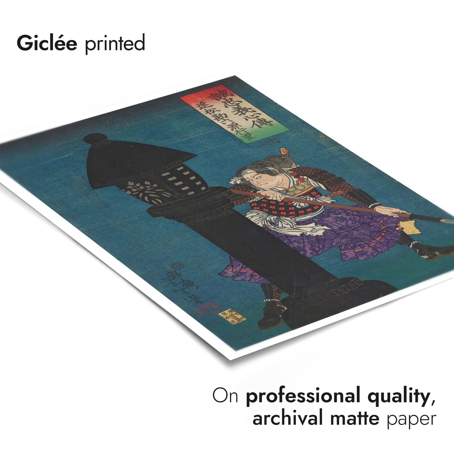 Homme accroupi derrière une lanterne noire