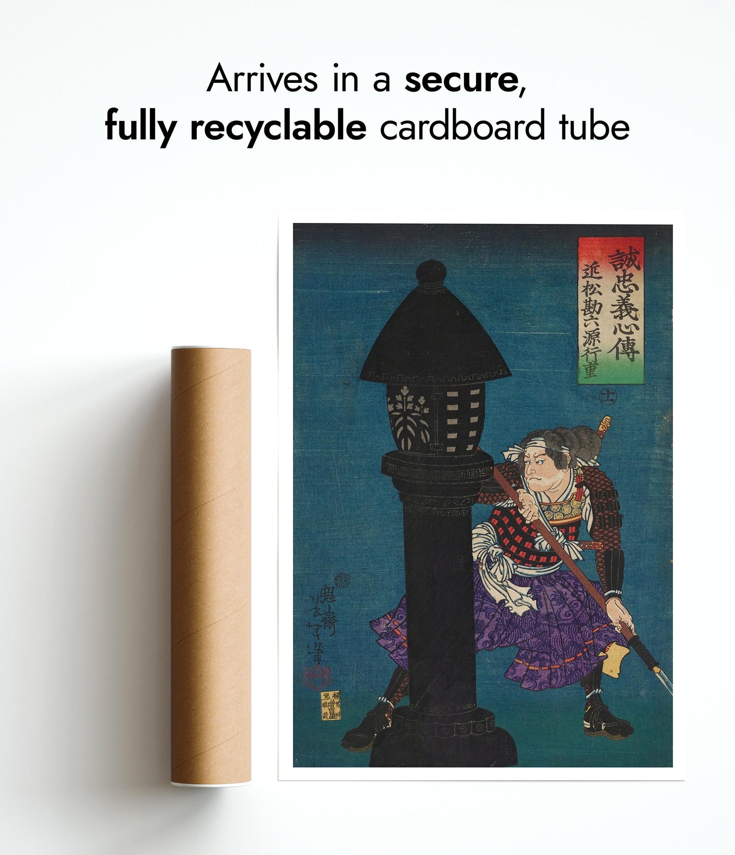 Homme accroupi derrière une lanterne noire