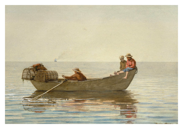 Trois garçons dans une dory avec des casiers à homards